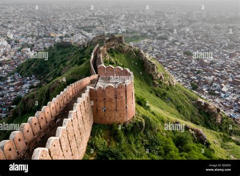 Nahargarh fort wall overlooking Jaipur, Rajasthan, India Stock Photo ...