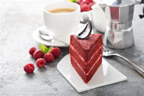 Red velvet cake slice 15741323 Stock Photo at Vecteezy