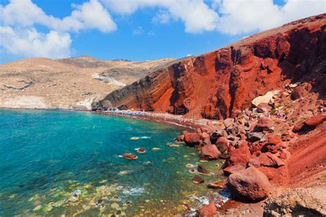 Spiaggia Rossa Sull'isola Di Santorini, Grecia Rocce Vulcaniche Fotografia Stock - Immagine di ...