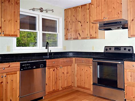 Best Granite to Pair with Knotty Pine Cabinets | Marble.com