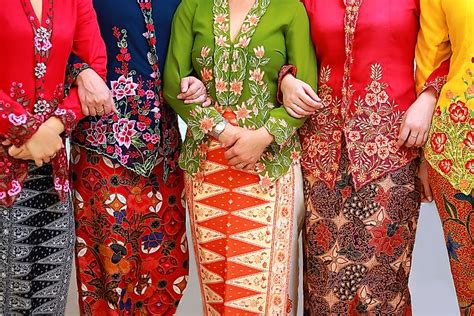 Indonesian Traditional Clothing - WorldAtlas.com