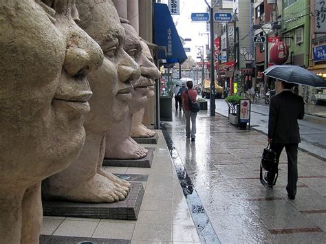 Dotonbori Hotel Osaka - Giant Welcoming Sculptures