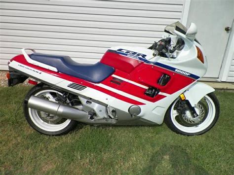 Honda Honda CBR1000F - Moto.ZombDrive.COM