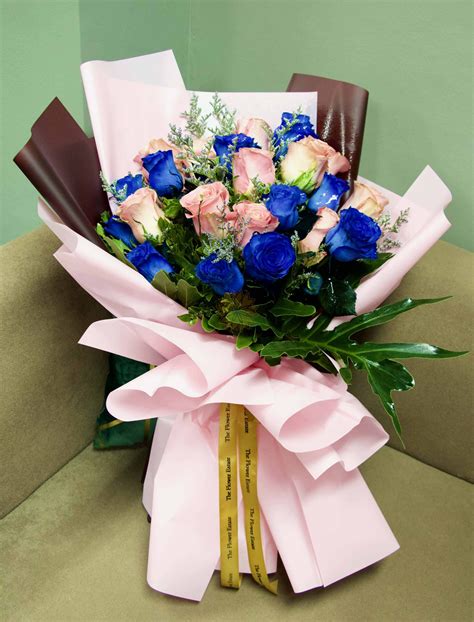 24 Ecuadorian Roses Bouquet (Royal Blue & Pink) - The Flower Estate