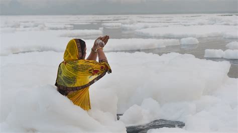 Froth in Yamuna: What causes it and why it is dangerous? | Latest News Delhi - Hindustan Times