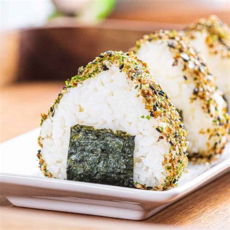 Easy Onigiri お握り (Japanese Rice Balls) - Drive Me Hungry