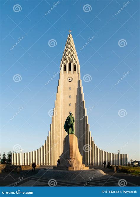 Hallgrimskirkja and Leif Ericsson Statue in Editorial Photography ...