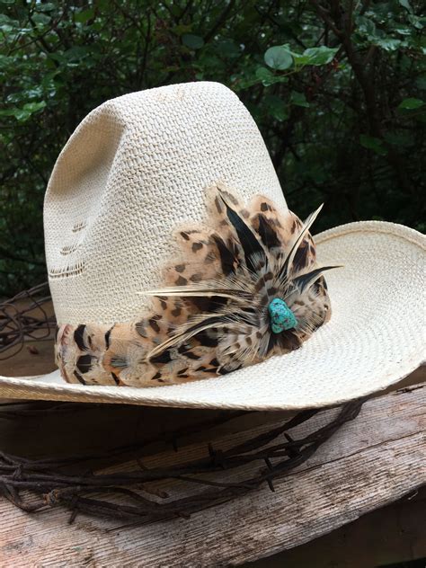 Banda de plumas | Feather hat, Cowboy hats, Boho hat