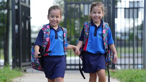 Twins Mia and Isabella Noonan eagerly await their first day of prep at Woree State School | Gold ...