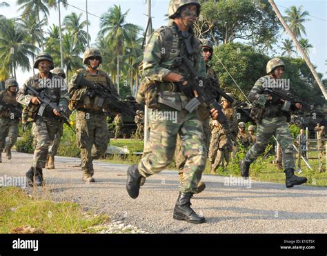 110613-N-NJ145-122 RESANG, Malaysia (June 13, 2011) Malaysian Army Stock Photo: 69826342 - Alamy