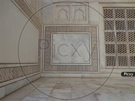 Image of Mumtaz and Shah Jahan's tomb inside the Taj Mahal-GE777716-Picxy