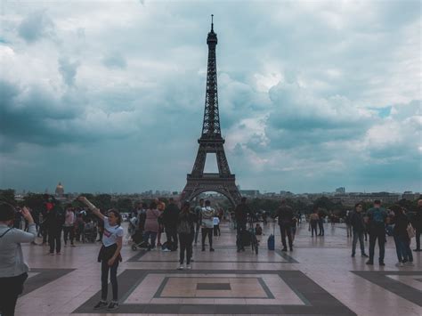 Personnes à Côté De La Tour Eiffel, Paires · Photo gratuite