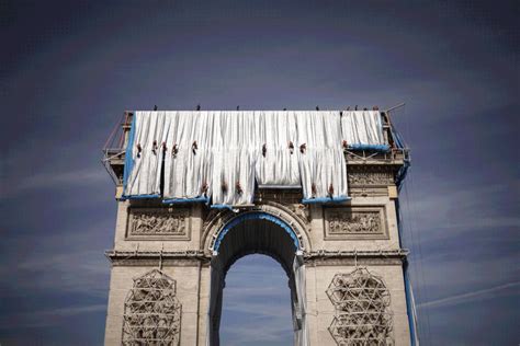 The Arc de Triomphe in Paris, which was wrapped up at a cost of 100 million yuan, is it art or a ...