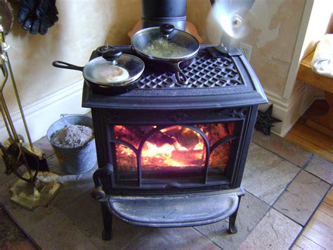 How to cook on a wood stove - Our Tiny Homestead