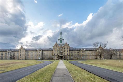 20 Haunting Photos Of Abandoned Asylums In The United States