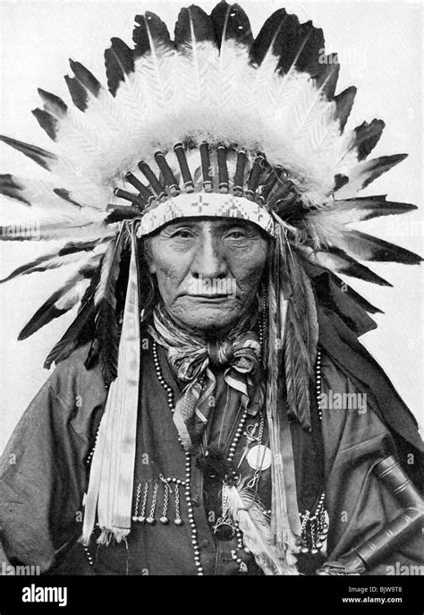 A Native American chief wearing his headdress Stock Photo: 28830712 - Alamy