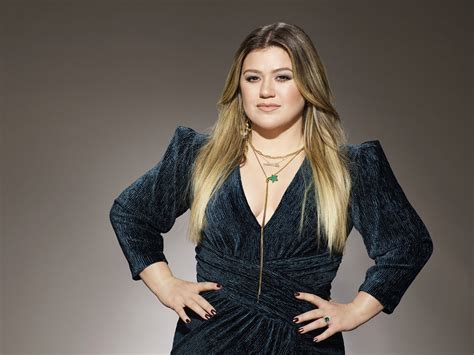 10 Best Kelly Clarkson Songs of All Time - Singersroom.com