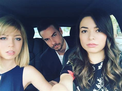 NickALive!: The Stars Of "iCarly" Reunite For Nathan Kress' Wedding!