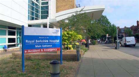 People urged to avoid Royal Berkshire Hospital A&E for second day - BBC News