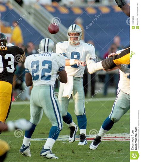 Dallas Cowboys QB Troy Aikman Passes To Emmitt Smith Editorial Stock Photo - Image of emmitt ...