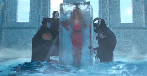 Mariah Carey Thawed From Ice To Ring In Holiday Season: VIDEO - Comic Sands