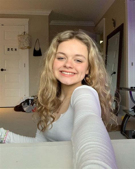 Kylie Rogers Biography, Wiki, Height, Family, Net Worth, Contact & More - The Daily Biography ...