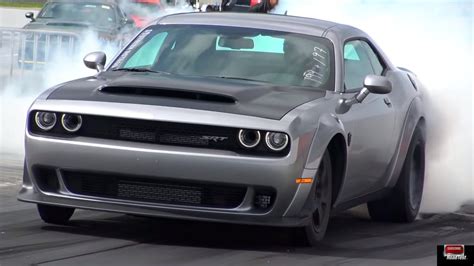 Watch this 2018 840-hp Demon fight a 707-hp Hellcat on the quarter mile | DriveMag Cars