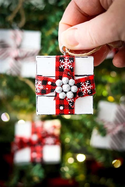 15+ Easy DIY Christmas Tree Ornaments