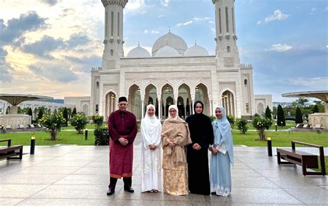 Raja Permaisuri Agong berkenan melawat Masjid Sri Sendayan - Kosmo Digital