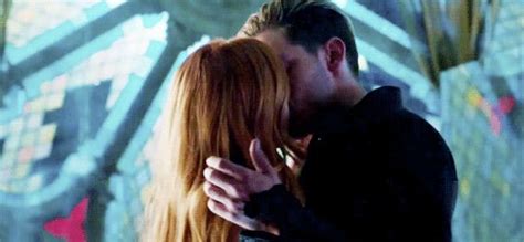 Imagen de shadowhunters, kiss, and jace | Clary and jace, Shadowhunters, Jace and clary kiss