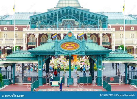 Tourists Entering Tokyo Disneyland in Urayasu, Chiba, Japan Editorial ...