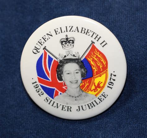 Queen Elizabeth II Silver Jubilee Button Pin - All Things UK