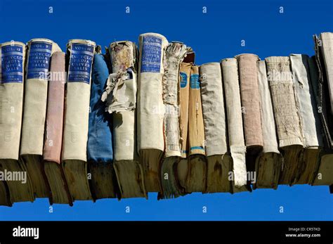 Open book sculpture hi-res stock photography and images - Alamy