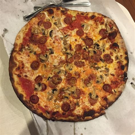 Original Frank Pepe Pizza (New Haven, CT) | The Dishelin Guide