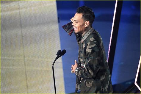 Chris Brown Wins R&B Artist of the Year at iHeartRadio Music Awards 2016: Photo 3621767 | 2016 ...