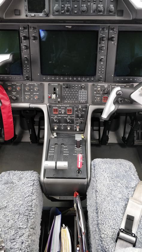 Embraer Phenom 100 bizjet cockpit : r/aviation