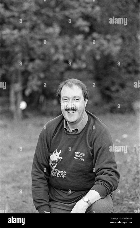 Actor Gordon Kaye in Huddersfield. 4th November 1985 Stock Photo - Alamy