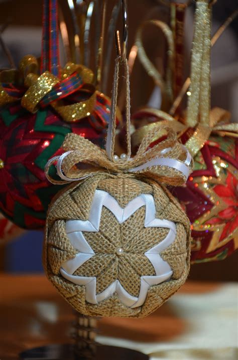 No Sew quilted ornament - Burlap | Quilted christmas ornaments, Sewn christmas ornaments, Fabric ...