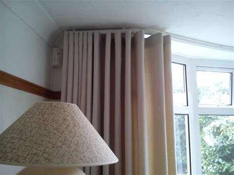 So neat, so tidy.Silent Gliss Metropole ceiling fitted to bay with wave ...