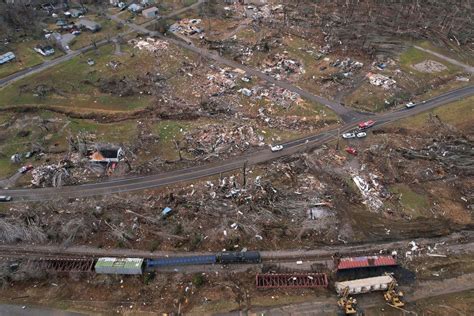 Bowling Green, Ky. Picture | Deadly tornadoes devastate South, Midwest - ABC News