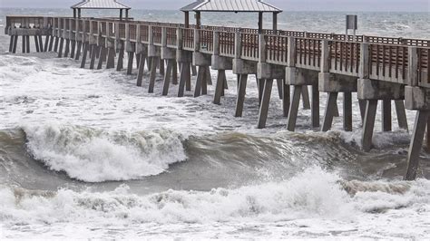 Hurricane Dorian lashes Florida with tropical storm conditions, as Carolinas brace for 'very ...