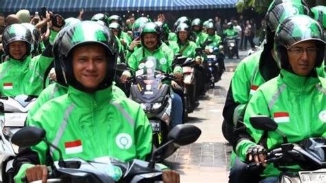 Foto Penggunaan Aplikasi Ojek Online dalam Kehidupan Sehari-hari