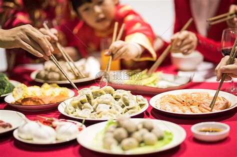 年夜饭团圆饭吃饺子特写高清图片下载-正版图片500771637-摄图网