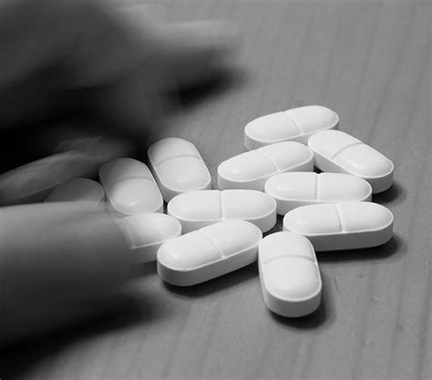 Vicodin Addiction: Side Effects, Withdrawal, and Treatment