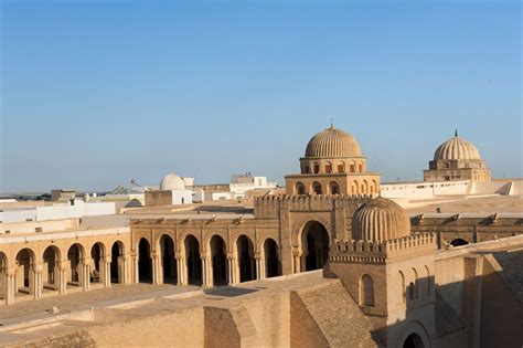 Las dos cúpulas de la mezquita de Kairuán, una se levanta sobre el mihrab (cúpula gallonada) y ...