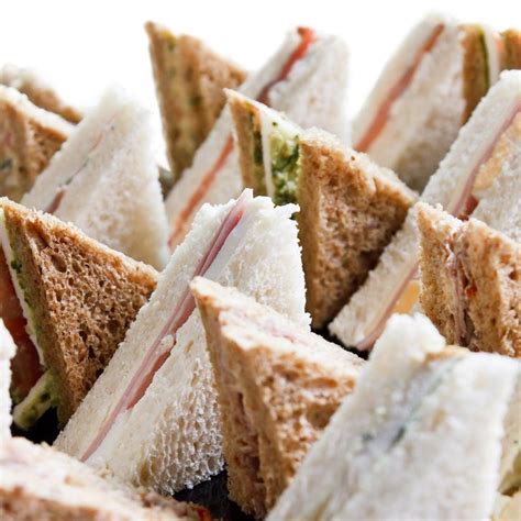 Traditional Triangle Sandwiches | Recette buffet froid, Recette apéro ...