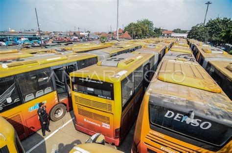 BUS TRANSJAKARTA TERBENGKALAI DI TERMINAL PULOGADUNG | ANTARA Foto