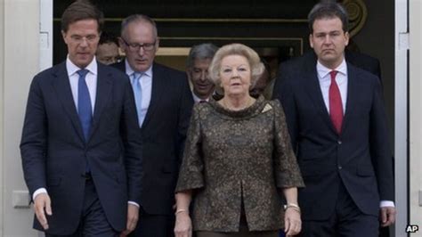 Dutch coalition under PM Mark Rutte sworn in by queen - BBC News