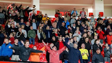 Old Trafford Fans Gallery | Brentford FC