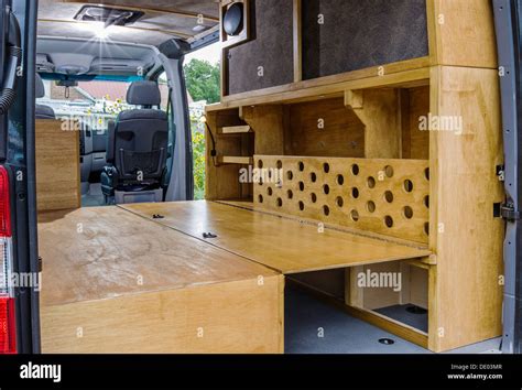 Vista interior de la Mercedes-Benz Sprinter 2500 camioneta de carga ...